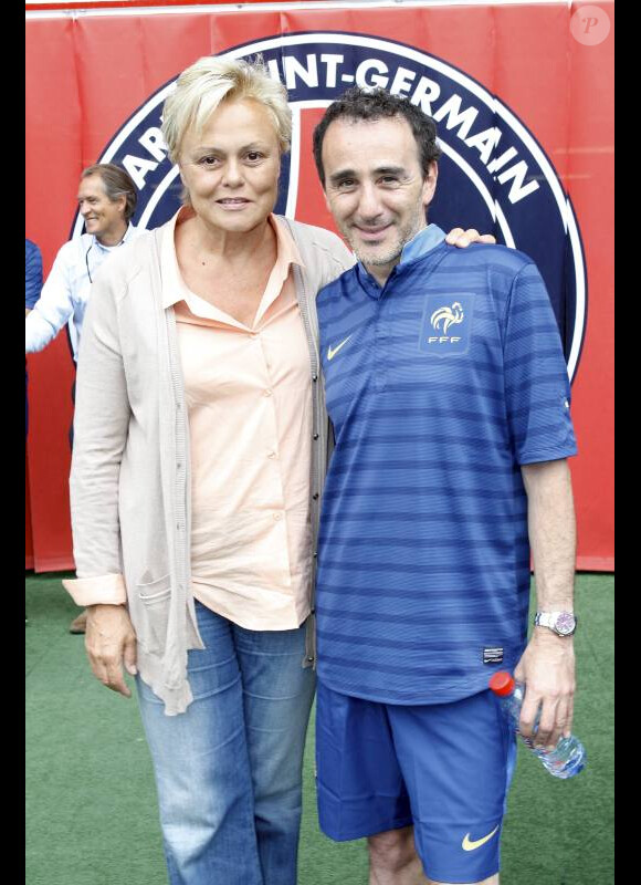 Muriel Robin et Elie Semoun le 25 juin au Parc des Princes à Paris pour un match de foot au profit de l'association Plus Fort la Vie présidée par Jean-Claude Darmon