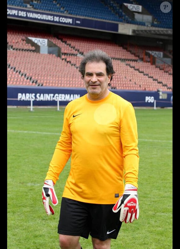 Raphaël Mezrahi le 25 juin au Parc des Princes à Paris pour un match de foot au profit de l'association Plus Fort la Vie présidée par Jean-Claude Darmon