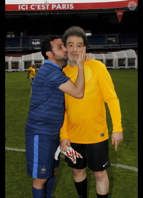 Cyril Hanouna et Pascal Elbé le 25 juin au Parc des Princes à Paris pour un match de foot au profit de l'association Plus Fort la Vie présidée par Jean-Claude Darmon
