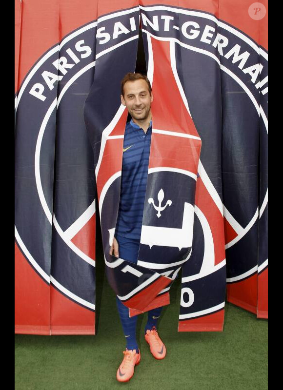 Fred Testot le 25 juin au Parc des Princes à Paris pour un match de foot au profit de l'association Plus Fort la Vie présidée par Jean-Claude Darmon