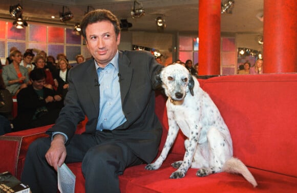 Michel Drucker et sa chienne Olga en mars 2000