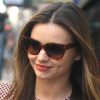Miranda Kerr, lunettes Prada sur le nez, se promène à New York. Le 27 juin 2012.