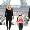 Sharon Stone profite du Trocadéro et de la vue sur la Tour Eiffel avec son fils Quinn le 28 juin 2012 à Paris