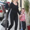 Sharon Stone retourne au Ritz, hôtel où elle loge, avec son fils Quinn le 28 juin 2012 à Paris