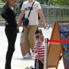 Sharon Stone profite du Trocadéro et de la vue sur la Tour Eiffel avec son fils Quinn le 28 juin 2012 à Paris