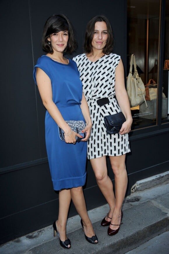 Mélanie Doutey et Zoé Félix lors du cocktail Jérôme Dreyfuss à Paris le 28 juin 2012 pour l'ouverture de ses deux nouvelles boutiques parisiennes.