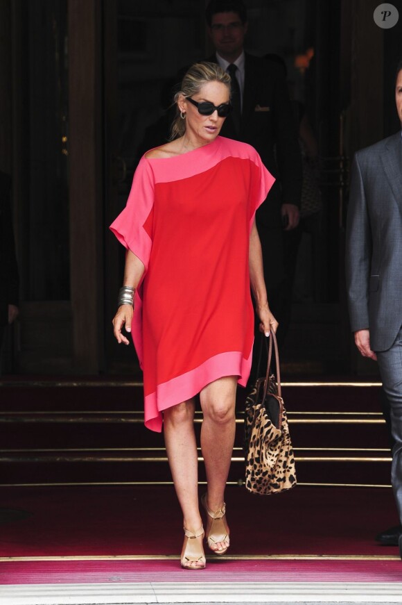 Préoccupée, Sharon Stone sort de son hôtel à Paris le 29 juin 2012