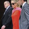 Bien escortée, Sharon Stone sort de son hôtel à Paris le 29 juin 2012