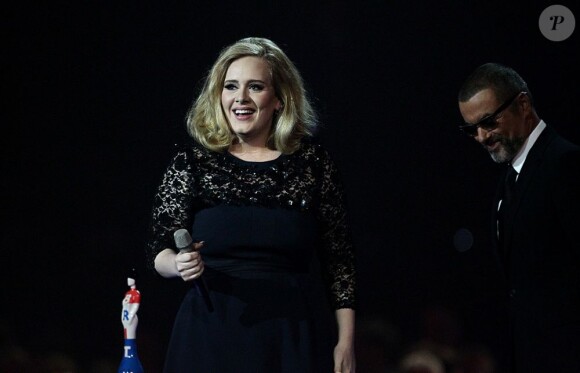 Adele, heureuse lors des Brit Awards en février 2012