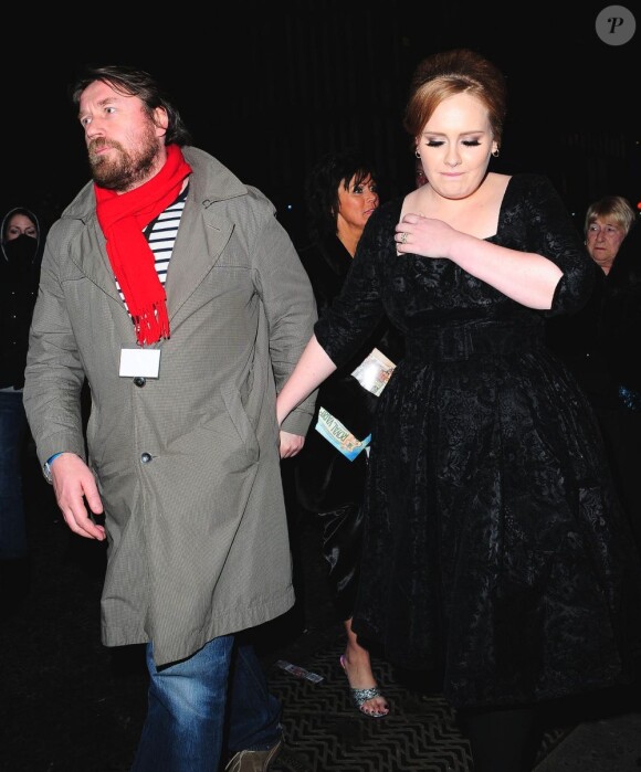 Adele et son compagnon Simon Konecki en décembre 2010 à Londres. Le 29 juin 2012, la chanteuse anglaise a annoncé être enceinte de leur premier enfant.