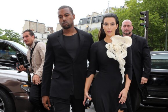 Kanye West et Kim Kardashian arrivent au défilé haute couture de Stéphane Rolland. Paris, le 3 juillet 2012.