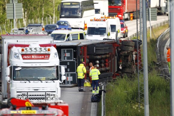 Une autoroute suédoise bloquée à cause d'un des camions de la tournée de Madonna renversé, le 3 juillet 2012.