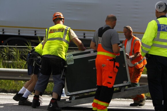 Le matériel de la tournée de Madonna est sorti du camion renversé sur l'autoroute suédoise, le 3 juillet 2012.