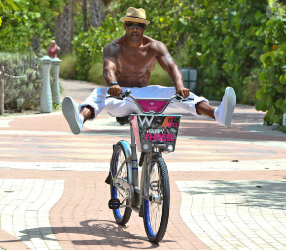 Shemar Moore fait un peu de vélo à Miami le 3 juillet 2012