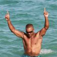 Shemar Moore s'éclate avec de jolies filles dans les eaux turquoise de Miami le 3 juillet 2012