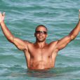 Shemar Moore, fier de sa musculature, s'éclate avec de jolies filles dans les eaux turquoise de Miami le 3 juillet 2012