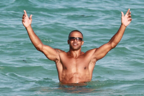 Shemar Moore, fier de sa musculature, s'éclate avec de jolies filles dans les eaux turquoise de Miami le 3 juillet 2012
