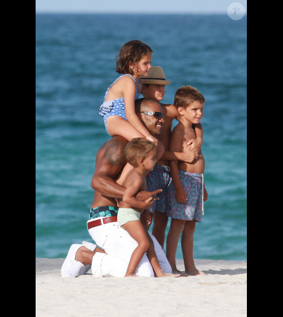 Shemar Moore s'éclate avec de jolies filles dans les eaux turquoise de Miami le 3 juillet 2012