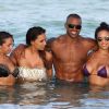 Shemar Moore profite d'un soleil de plomb pour passer l'après-midi avec de ravissantes jeunes femmes à Miami le 2 juillet 2012