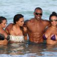 Shemar Moore profite d'un soleil de plomb pour passer l'après-midi avec de ravissantes jeunes femmes à Miami le 2 juillet 2012