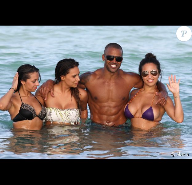 Shemar Moore profite d'un soleil de plomb pour passer l'après-midi avec de ravissantes jeunes femmes à Miami le 2 juillet 2012