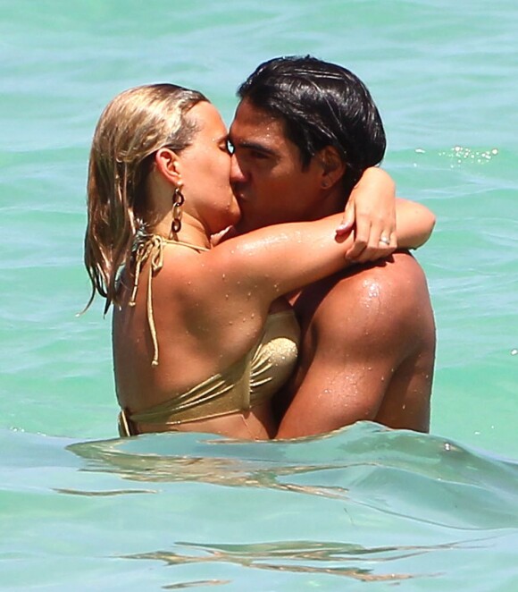 Radamel Falcao Garcia, buteur de l'Atlético Madrid et sa compagne Lorelin très amoureux le 3 juillet 2012 à Miami