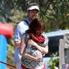 Alyson Hannigan protège sa petite Keeva Kane des photographes aux côtés de son mari Alexis Denisof lorsqu'ils célèbrent le 4 juillet avec leurs filles Satyana et Keeva à Brentwood le 4 juillet 2012