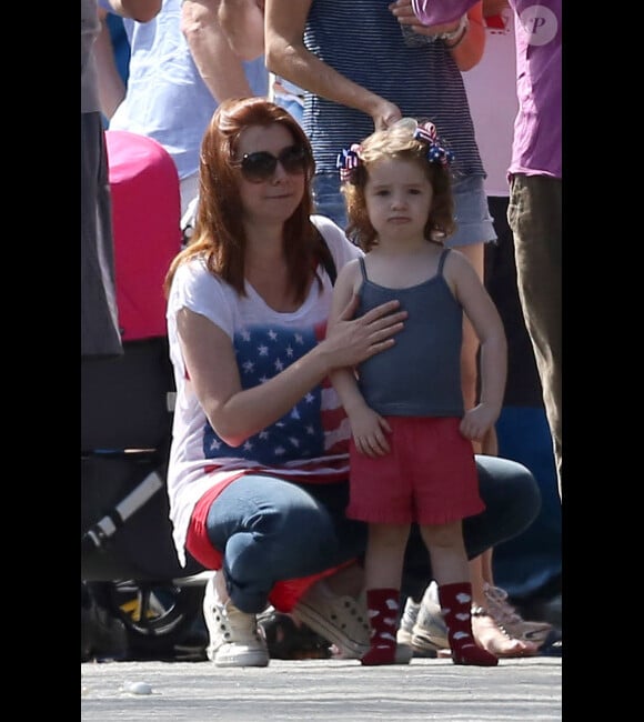 Alyson Hannigan épanouie aux côtés de sa petite Satyana lors de la célébration du 4 juillet à Brentwood le 4 juillet 2012
