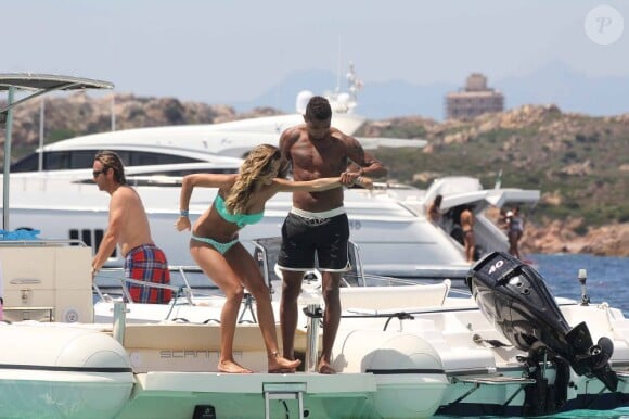 Kevin Prince Boateng est plein d'humour et jette sa sirène Melissa Satta à l'eau en Sardaigne, le 4 juillet 2012