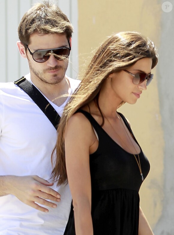Très amoureux, Sara Carbonero et son compagnon le gardien de but espagnol Iker Casillas, se promènent à Navalacruz le 4 juillet 2012