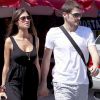 Sara Carbonero et son compagnon le gardien de but espagnol Iker Casillas, se promènent à Navalacruz le 4 juillet 2012