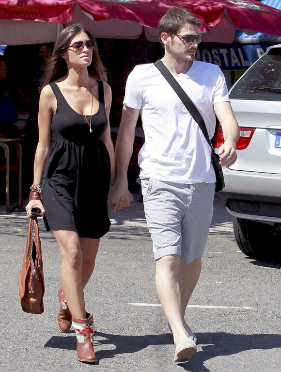 Sara Carbonero et son compagnon le gardien de but espagnol Iker Casillas, se promènent à Navalacruz le 4 juillet 2012