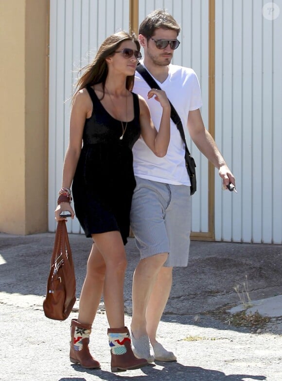 Main dans la main, Sara Carbonero et son compagnon le gardien de but espagnol Iker Casillas, se promènent à Navalacruz le 4 juillet 2012