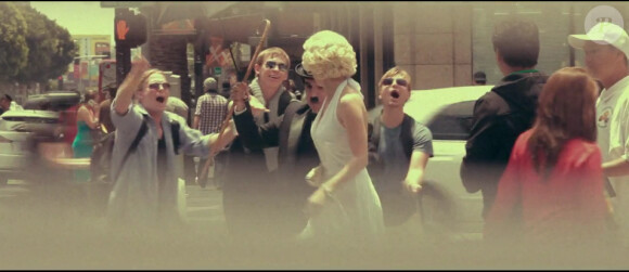 Marilyn malmenée par des touristes... Leslie, Des mots invincibles, image du clip ''hollywoodien'' réalisé par Mark Maggiori (juillet 2012)
