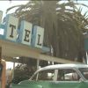 Leslie devant le Pink Motel, vestige de l'Amérique des années 1950 et décor prisé pour les tournages hollywoodiens.
Leslie, Des mots invincibles, image du clip ''hollywoodien'' réalisé par Mark Maggiori (juillet 2012)