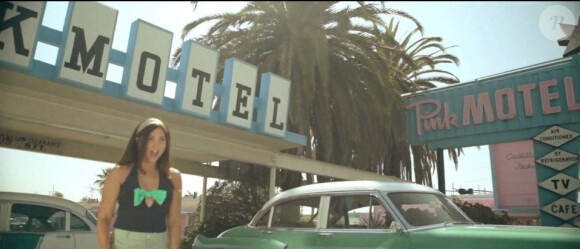 Leslie devant le Pink Motel, vestige de l'Amérique des années 1950 et décor prisé pour les tournages hollywoodiens.
Leslie, Des mots invincibles, image du clip ''hollywoodien'' réalisé par Mark Maggiori (juillet 2012)
