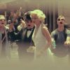 Marilyn malmenée par des touristes... Leslie, Des mots invincibles, image du clip ''hollywoodien'' réalisé par Mark Maggiori (juillet 2012)
