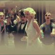 Marilyn malmenée par des touristes... Leslie,  Des mots invincibles , image du clip ''hollywoodien'' réalisé par Mark Maggiori (juillet 2012)