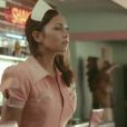 Leslie dans son coffee shop. Leslie,  Des mots invincibles , image du clip ''hollywoodien'' réalisé par Mark Maggiori (juillet 2012)