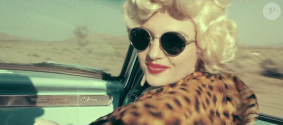 Marilyn, la copine de Leslie. Leslie, Des mots invincibles, image du clip ''hollywoodien'' réalisé par Mark Maggiori (juillet 2012)