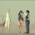Leslie avec ses amis Marilyn et Charlot. Leslie,  Des mots invincibles , image du clip ''hollywoodien'' réalisé par Mark Maggiori (juillet 2012)