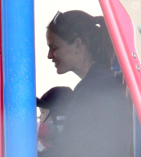 Jennifer Garner au parc avec Seraphina et le petit Samuel, à Los Angeles, le 5 juillet 2012