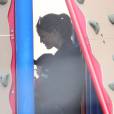Jennifer Garner complice avec le petit Samuel au parc, à Los Angeles, le 5 juillet 2012