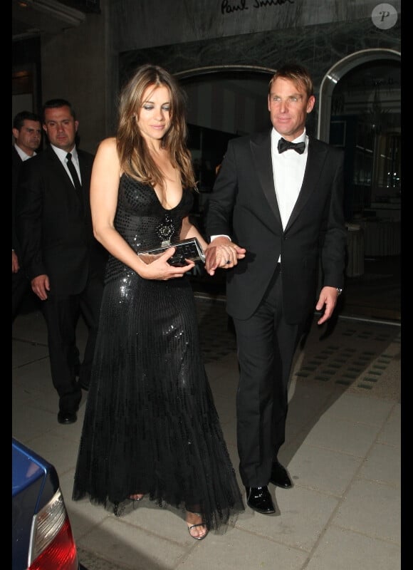 Elizabeth Hurley, très décolletée et son fiancé Shane Warne, le 5 juillet à l'hôtel Claridges à Londres