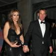 Elizabeth Hurley, quelque peu éméchée et son fiancé Shane Warne, le 5 juillet à l'hôtel Claridges à Londres
