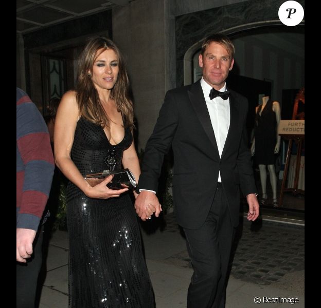 Elizabeth Hurley, quelque peu éméchée et son fiancé Shane Warne, le 5 juillet à l'hôtel Claridges à Londres
