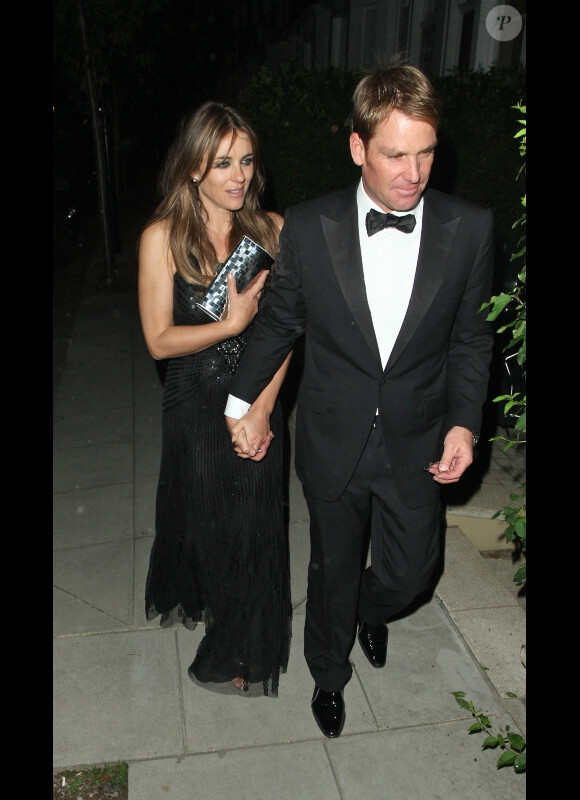 Elizabeth Hurley et son fiancé Shane Warne, le 5 juillet à l'hôtel Claridges à Londres