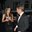 Elizabeth Hurley et son fiancé Shane Warne à la sortie d'une soirée, le 5 juillet à l'hôtel Claridges à Londres