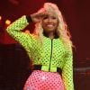 La rappeuse Nicki Minaj, ultra sexy dans son look coloré, salue son public depuis la scène du Zénith de Paris. Le 6 juillet 2012.