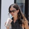 EXCLU : Rachel Bilson sirote son jus dans son coin pendant que son compagnon Hayden Christensen marche devant elle à Los Angeles le vendredi 6 juillet 2012